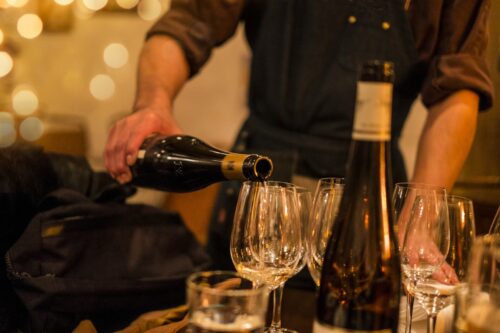 テーブルでのワインのサービス