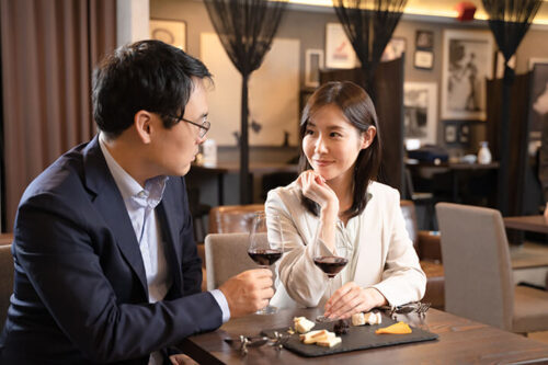 ワインの食事風景