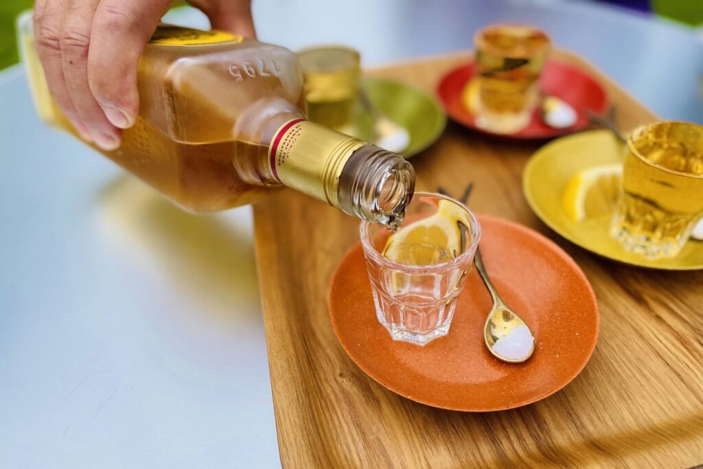 テキーラをグラスに